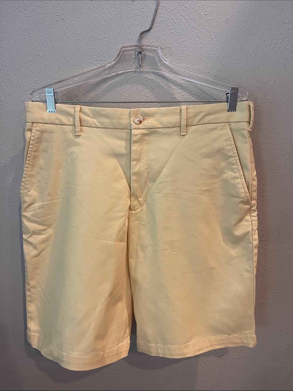 Izod Pale Yellow Flat Front Chino Shorts. Size mens 33.